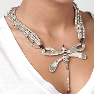 Uno de 50, Dancing til Dawn Dragonfly necklace